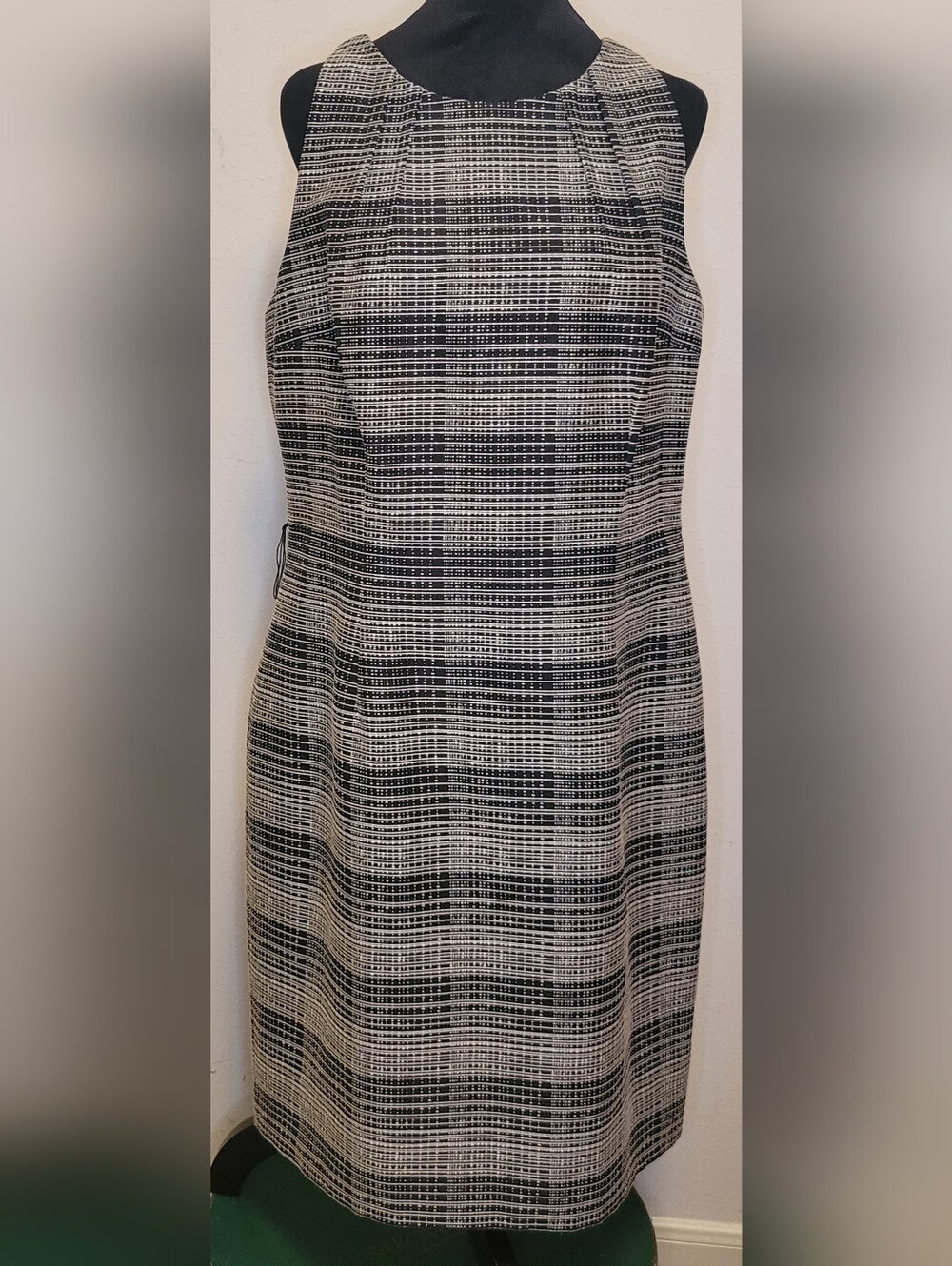 Carmen Marc Valvo Black and Cream Strapless Textured Sheath Dress